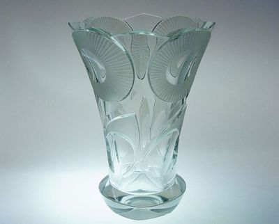 Luxusní broušená ART - DECO váza z masivního čirého skla, Rudolf HLOUŠEK