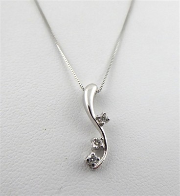 Řetízek s přívěskem a diamanty