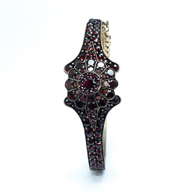 Granátový náramek