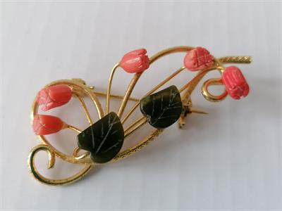 Brož osazená korály a nefrity