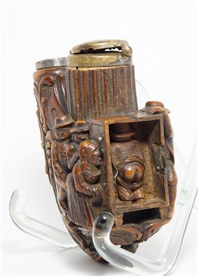 Hlavička dýmky s žertovným vyřezávaným motivem 19. století