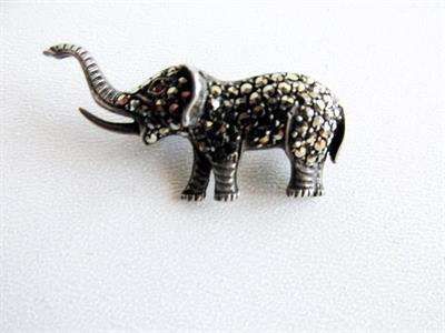 Stříbrná brož s markazity Slon