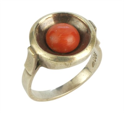 Stříbrný prsten s korálem