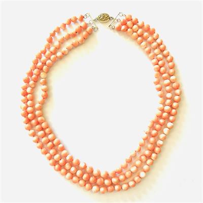 Třířadý korálový náhrdelník se stříbrný zapínáním