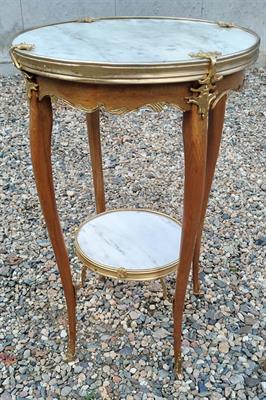 Kulatý stolek s mramorem