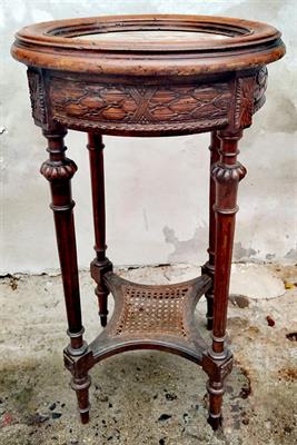 Vyřezáváný stolek s mramorem