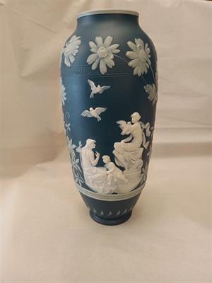 Váza s reliéfním dekorem