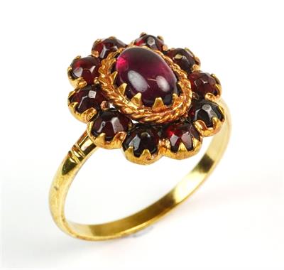 Zlatý prsten s almandiny