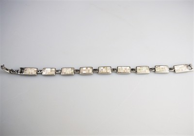 Stříbrný modernistický náramek s perletí