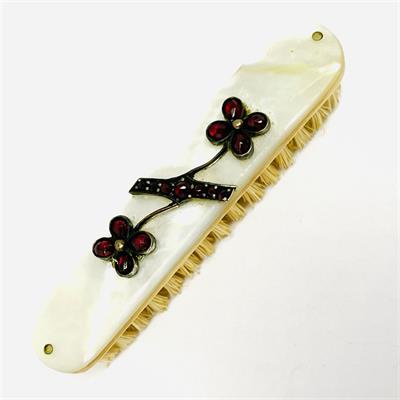 Secesní perleťový kartáček s českými granáty