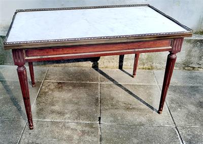 Obdélníkový stolek s mramorem