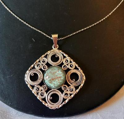 Přívěšek s měsíčním kamenem na řetízku, stříbro