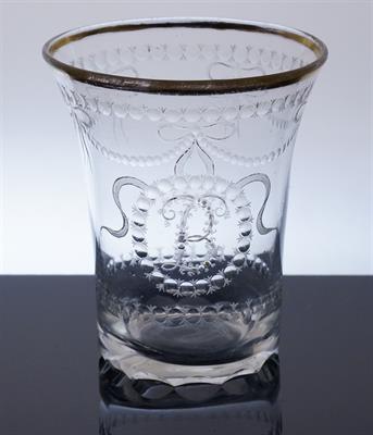 Sklenička z 19. století bohatě rytý dekor a monogram B