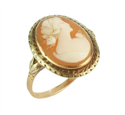 Zlatý prsten s kamejí