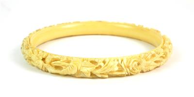 KOSTĚNÝ  ŘEZBOVANÝ  NÁRAMEK