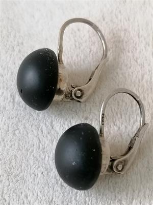 Stříbrné náušnice s černými kameny