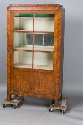 Vitrína pražský biedermeier