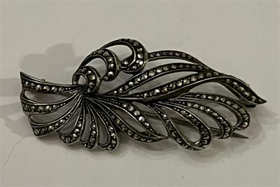 Sříbrná brož s markazity