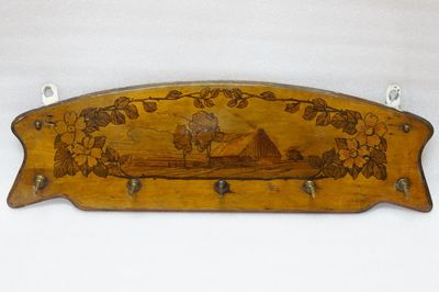 Secesní závěsný věšák s  obrázkem krajinky