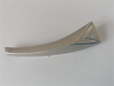 Moderní stříbrná brož