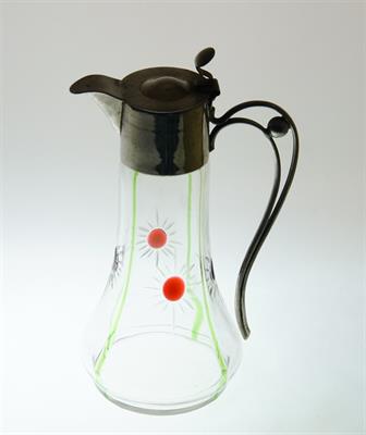 Půvabná secesní konvička v kovové montáži