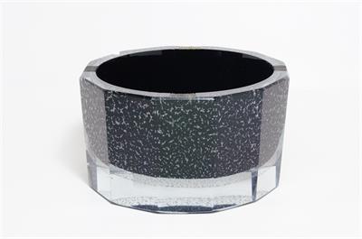 Broušený popelník s manganovým jádrem a zataveným dekorem