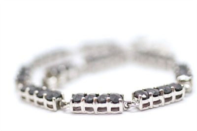 Stříbrný náramek s almandiny