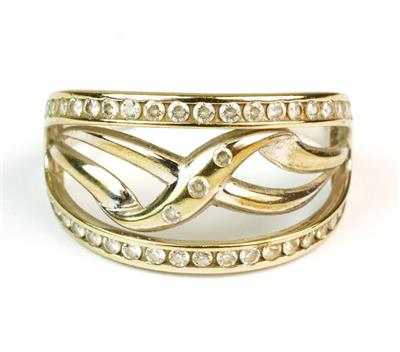 Zlatý prsten s čirými kameny