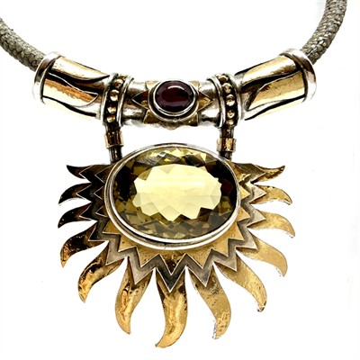 Náhrdelník zdobený zlatem, citrínem a rubínem