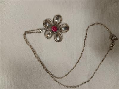 Náhrdelník - kytička s červeným kamenem stříbro