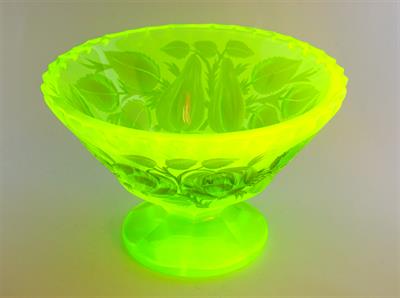 Nástolec styl Art-Deco uranové sklo, rytý dekor Plody léta