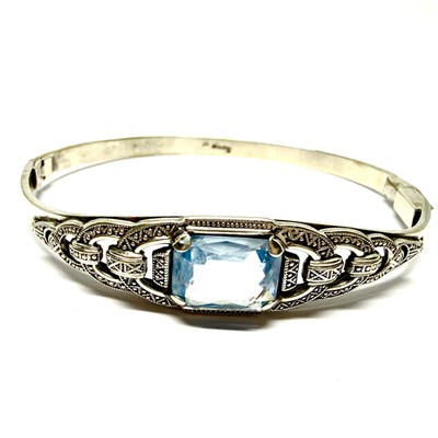 Stříbrný Art deco kruhový náramek s modrým spinelem