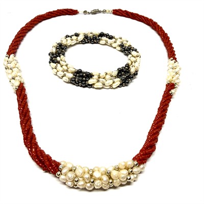 Dva náhrdelníky s říčními perlami - korálový a hematitový