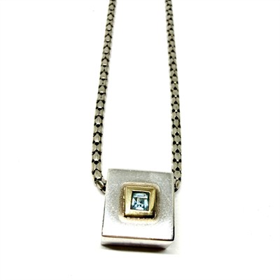 Originální stříbrný náhrdelník s topazem