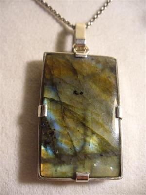 NÁHRDELNÍK  S  LABRADORITEM