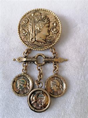 Brož v antickém stylu