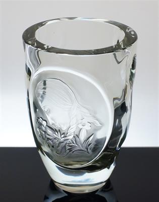 Celobroušená váza s medailonem dívka s květy Božetěch MEDEK