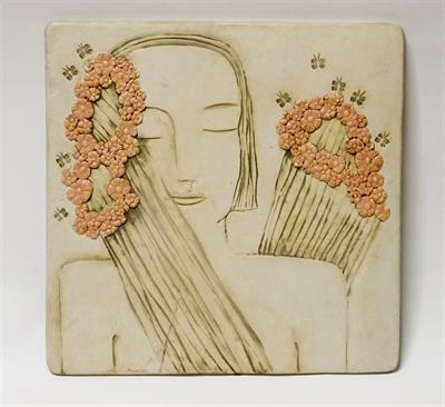 Dívka s květy - velký závěsný kachel Lisbeth BARTOŠOVÁ 1981