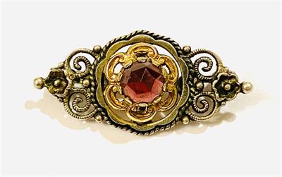 Stříbrná historizující brož s granátem