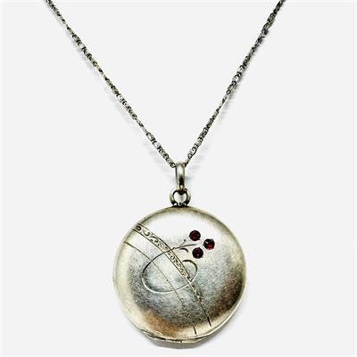 Stříbrný náhrdelník se secesním medailonem