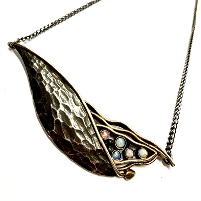Originální stříbrný náhrdelník s opály