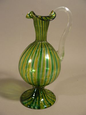 Džbánek, nitkované sklo