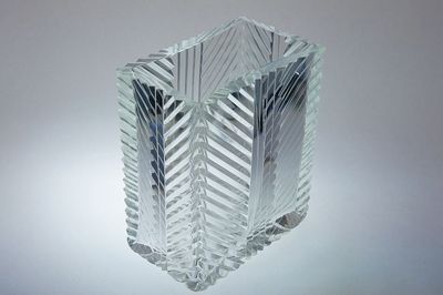 Žardiniera z broušeného čirého skla s geometrickým dekorem