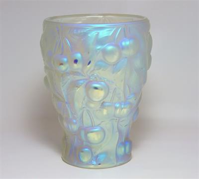 Secesní váza s dekorem třešní, irisované čiré matované sklo