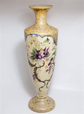 Váza z opálového skla, malovaný dekor fialek konec 19. stol