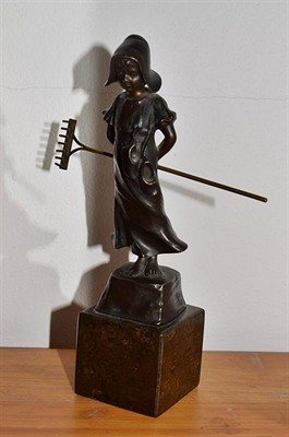 Venkovská dívka, bronz značeno