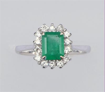 Zlatý prsten se smaragdem a diamanty