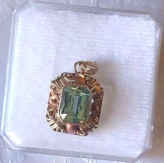 Zlatý přívěšek se světle zeleným kamenem, 14kt zlato