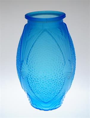 Větší secesní váza z matovaného akvamarínového skla