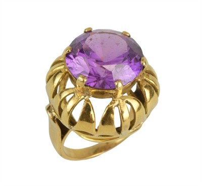 Zlatý prsten s růžovým kamenem